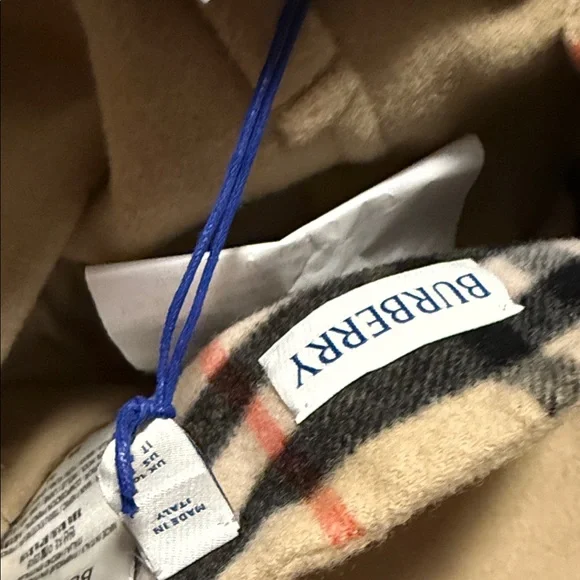 New Burberry Luxurious Reversible Hooded Coat with Plaid Trim - Picture 10 of 10